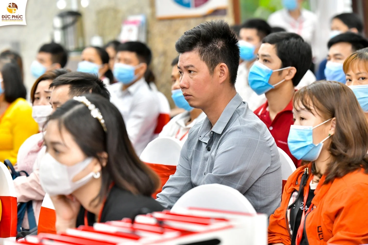 Nhiều khách hàng không quản ngại thời tiết mưa gió đã tới tham dự Tọa đàm Khoa học tại Bệnh viện Đức Phúc