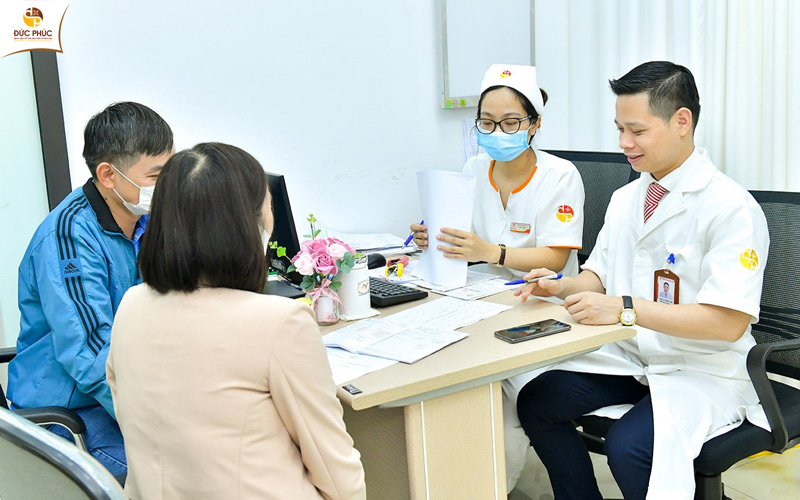 Bác sĩ tại Bệnh viện Đức Phúc giúp bệnh nhân thoải mái trong quá trình thăm khám