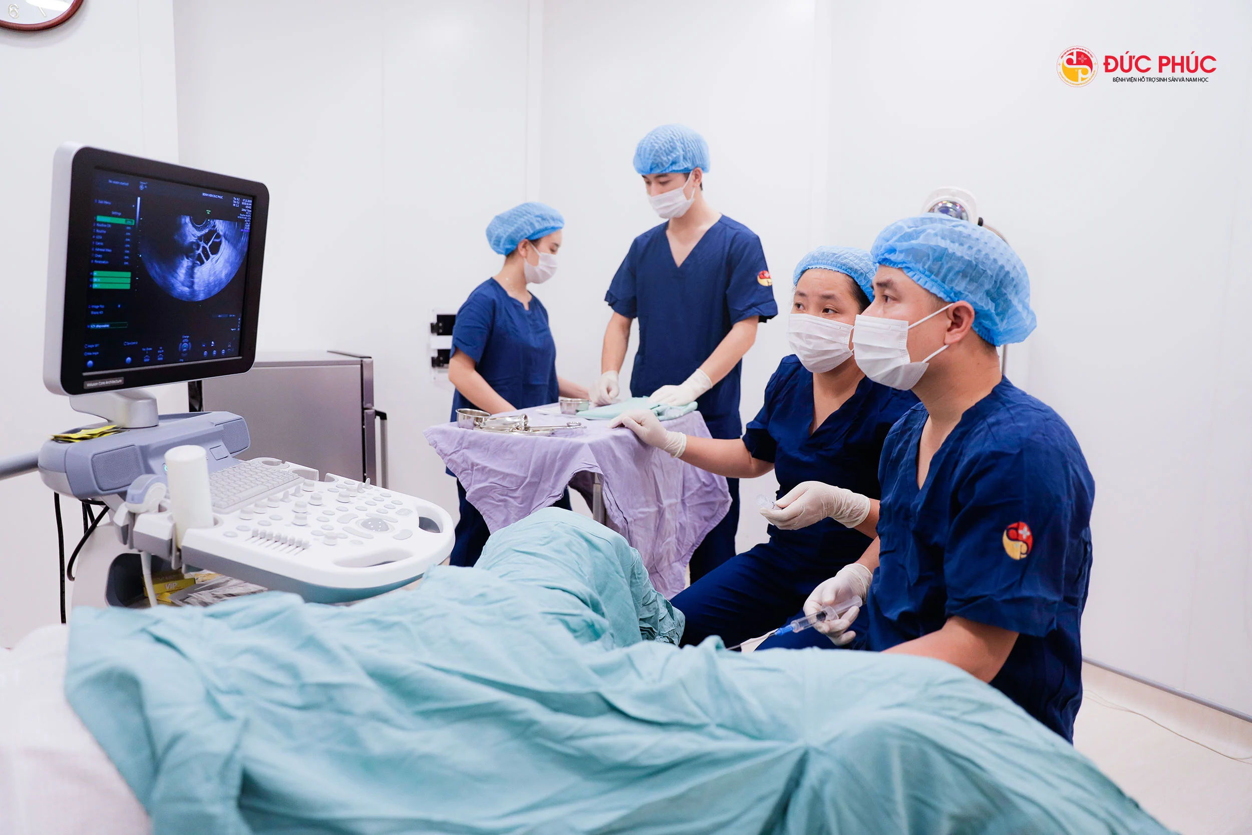 Các bác sĩ tại Bệnh viện Đức Phúc đang tiến hành chọc hút trứng