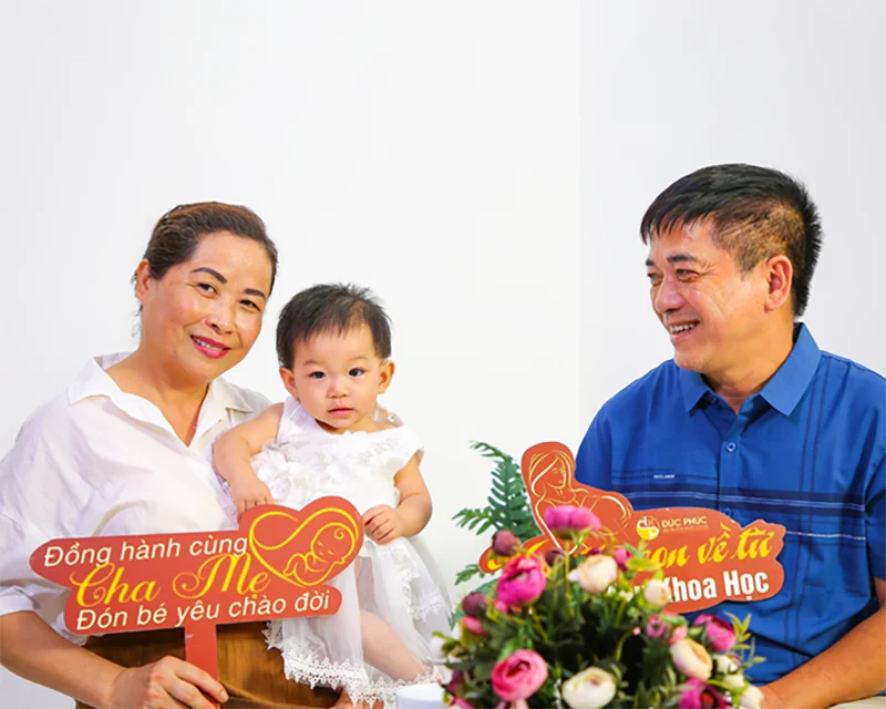 Nụ cười hạnh phúc sau 35 năm tìm con vất vả