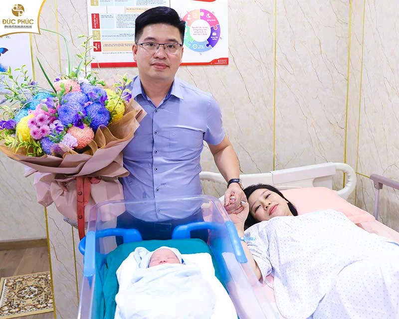 Gia đình chị Hiếu hạnh phúc khi đón được con yêu khỏe mạnh tại cơ sở 2 Đức Phúc