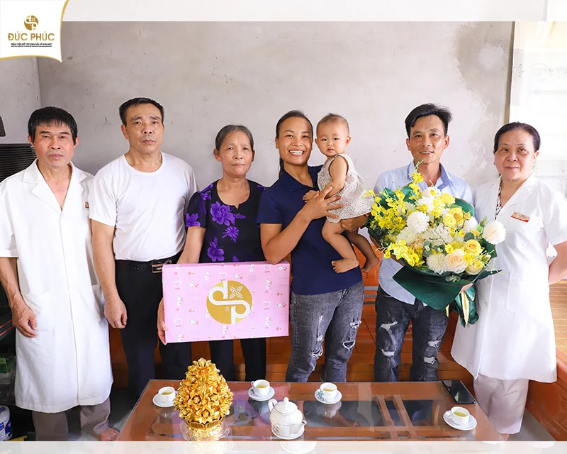 Các bác sĩ Bệnh viện Đức Phúc đến thăm gia đình nhỏ của anh chị tại xã Tề Lễ