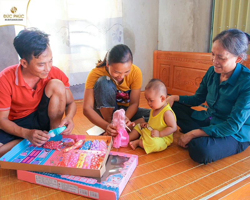 Hình ảnh hạnh phúc của gia đình khi có thêm tiếng nói, tiếng cười của thiên thần nhỏ