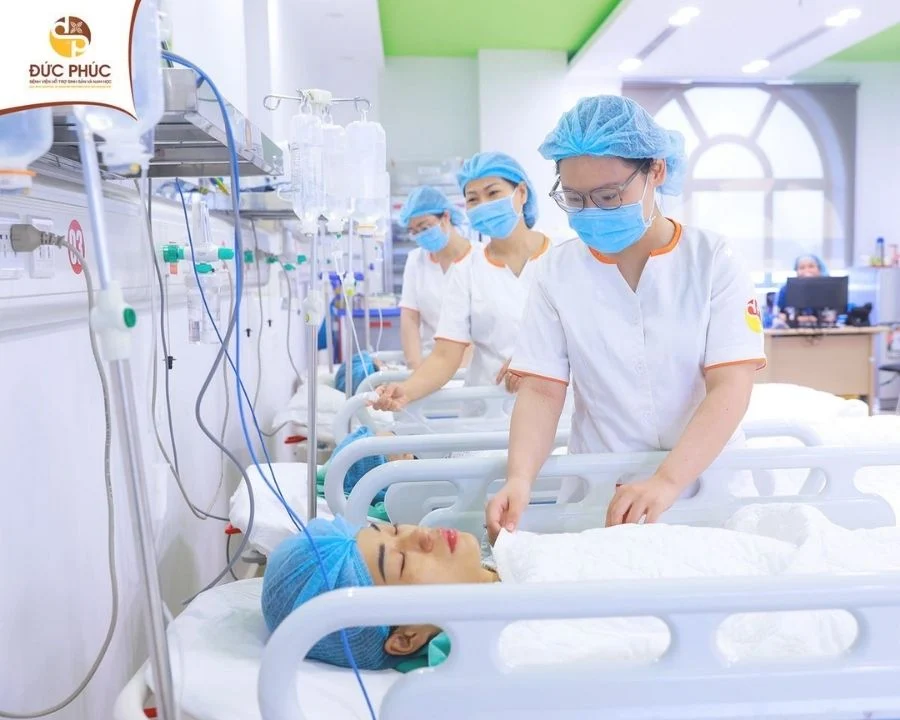 Nhân viên y tế tại Đức Phúc luôn chăm sóc tận tình, hỗ trợ 24/7 cho quý khách 