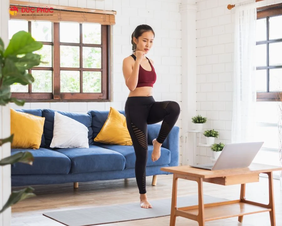 Nên vận động và thể dục một cách nhẹ nhàng và giữ tinh thần thoải mái