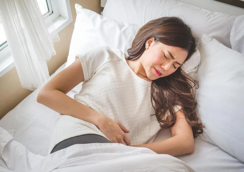Dấu hiệu thai sinh hóa có thể đau bụng dữ dội và kéo dài kèm theo ra máu âm đạo