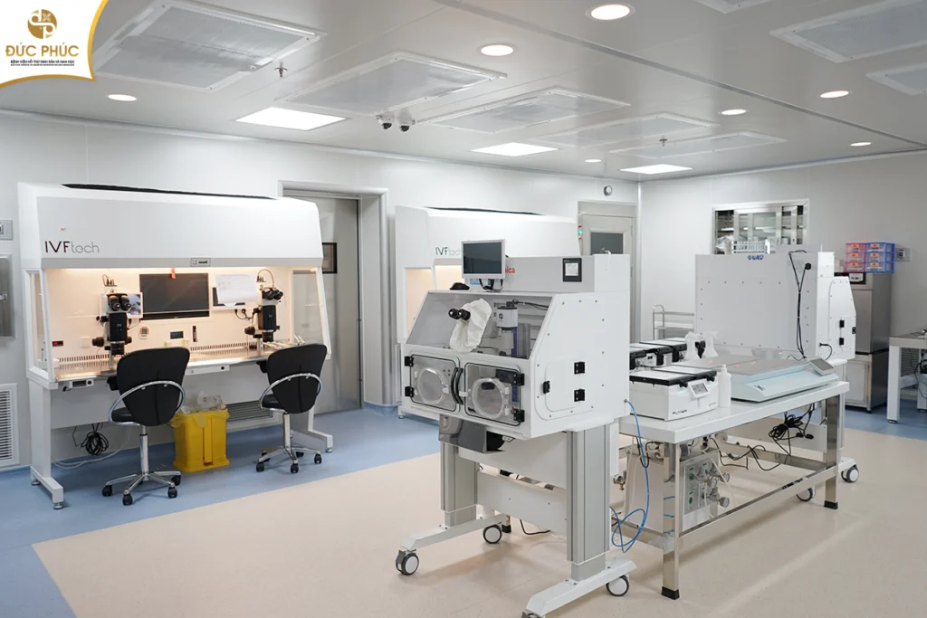 Tại phòng LAB– Bệnh viện Đức Phúc, phôi được nuôi cấy trong hệ thống tủ nuôi cấy timelapse