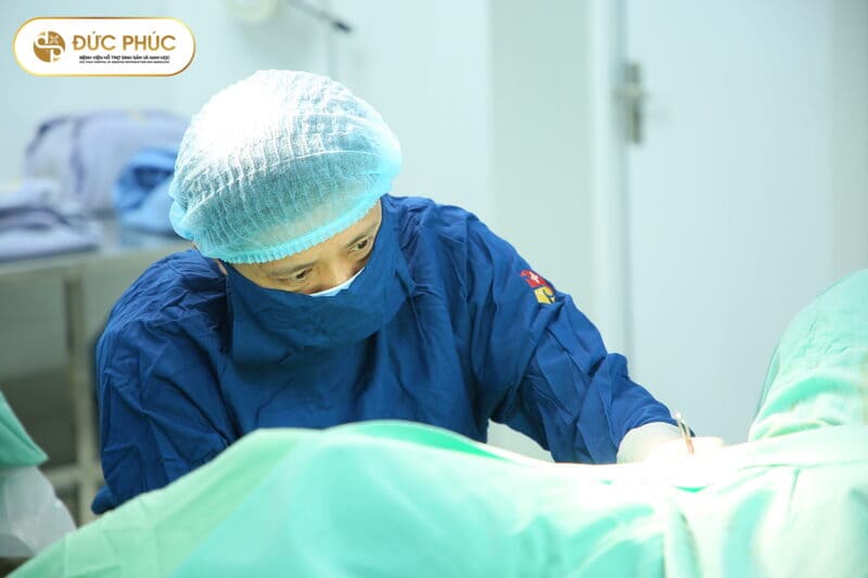 Bác sĩ phẫu thuật bóc tách dải dính