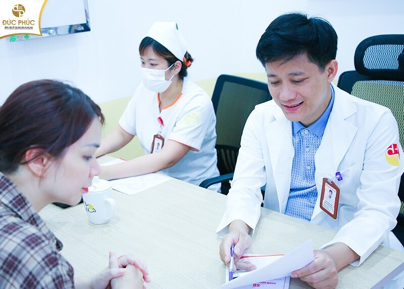 Bác sĩ Hồ Trung Hiếu thăm khám