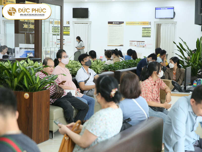 Các cặp vợ chồng khám hiếm muộn